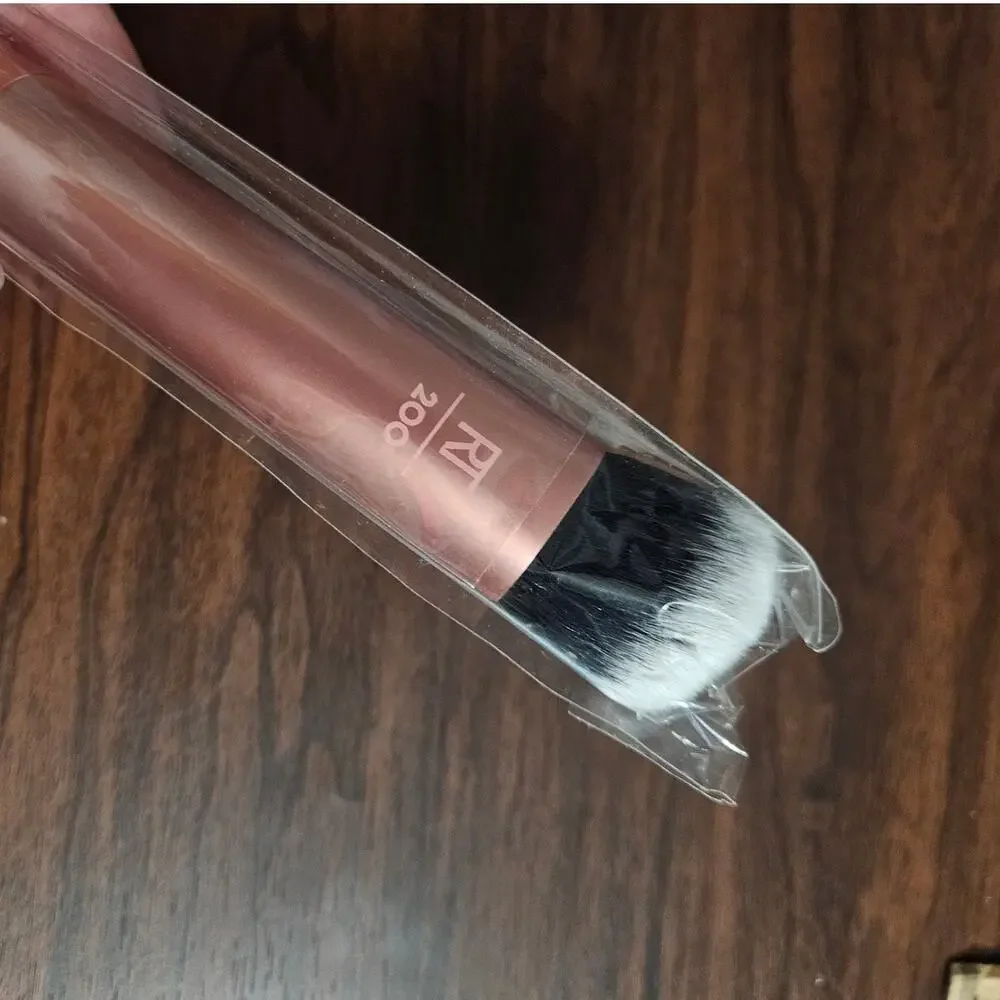RT REAL TECHNIQUES Expert Foundation Brush 200 ~ NEW